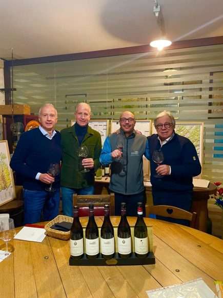 DA SINISTRA ALBERTO SPIGA, PAOLO SPIGA, IL SOMMELIER FABIO CESTE , PAOLO BARACCHINO PRESSO CASTELLO DI VERDUNO